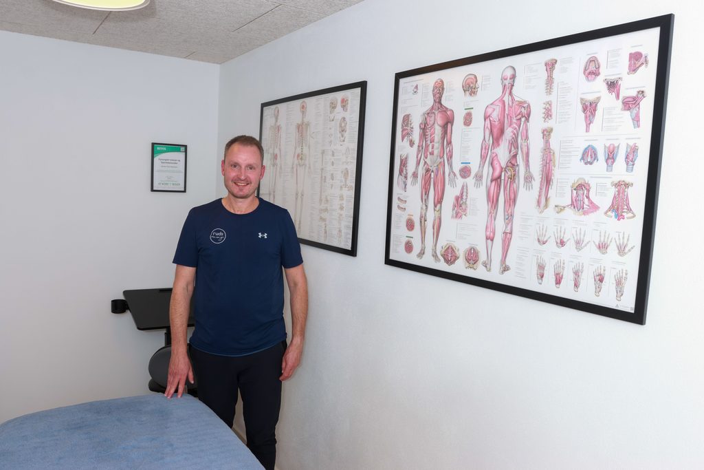 Morten Rud i behandlingsrummet hos Ruds Massage.