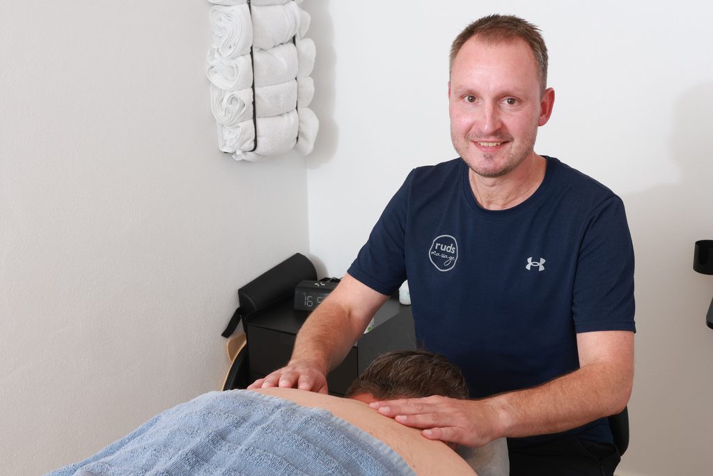 Morten Rud giver rygmassage på klinikken i Snejbjerg.
